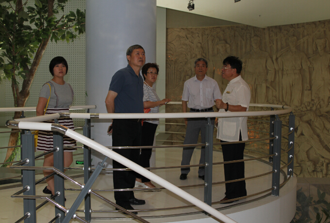 中国农垦（集团）总公司董事长兼总经理周先标（左二）一行参观海南农垦博物馆