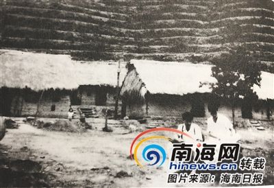 一九五八年,南下学子在万宁研究勘测路线。 一九五八年,南下学子在万宁研究勘测路线。
