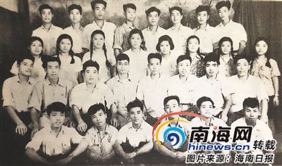 一九五三年,部分南下学子和同事合影。 一九五三年,部分南下学子和同事合影。