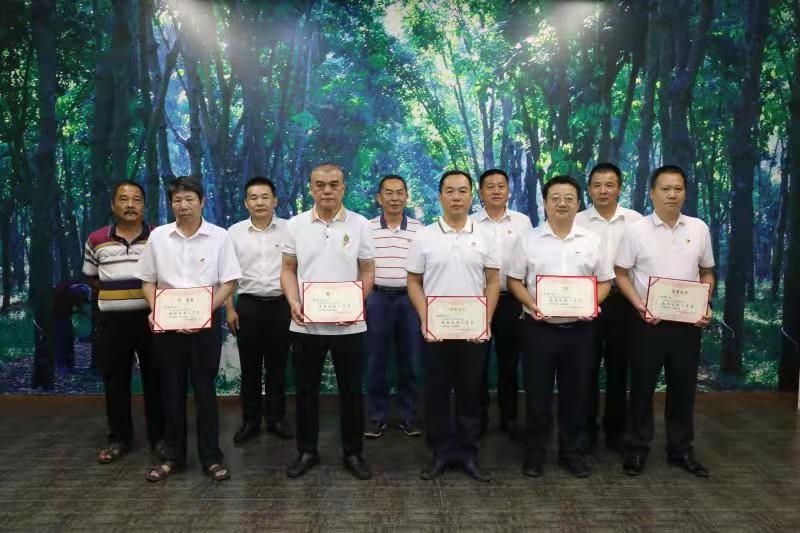 简篇-海垦荣光农场公司开展“学思想 强党性 重实践 建新功”主题教育党日活动